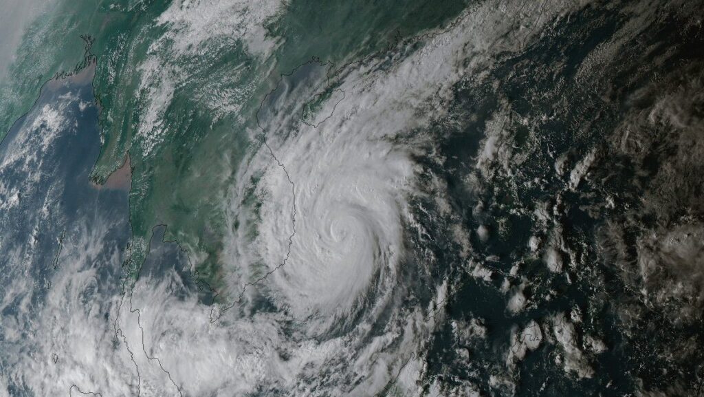 Vietnam_2133v1_20171103-TYPDamrey_NOAA-e1741686550382