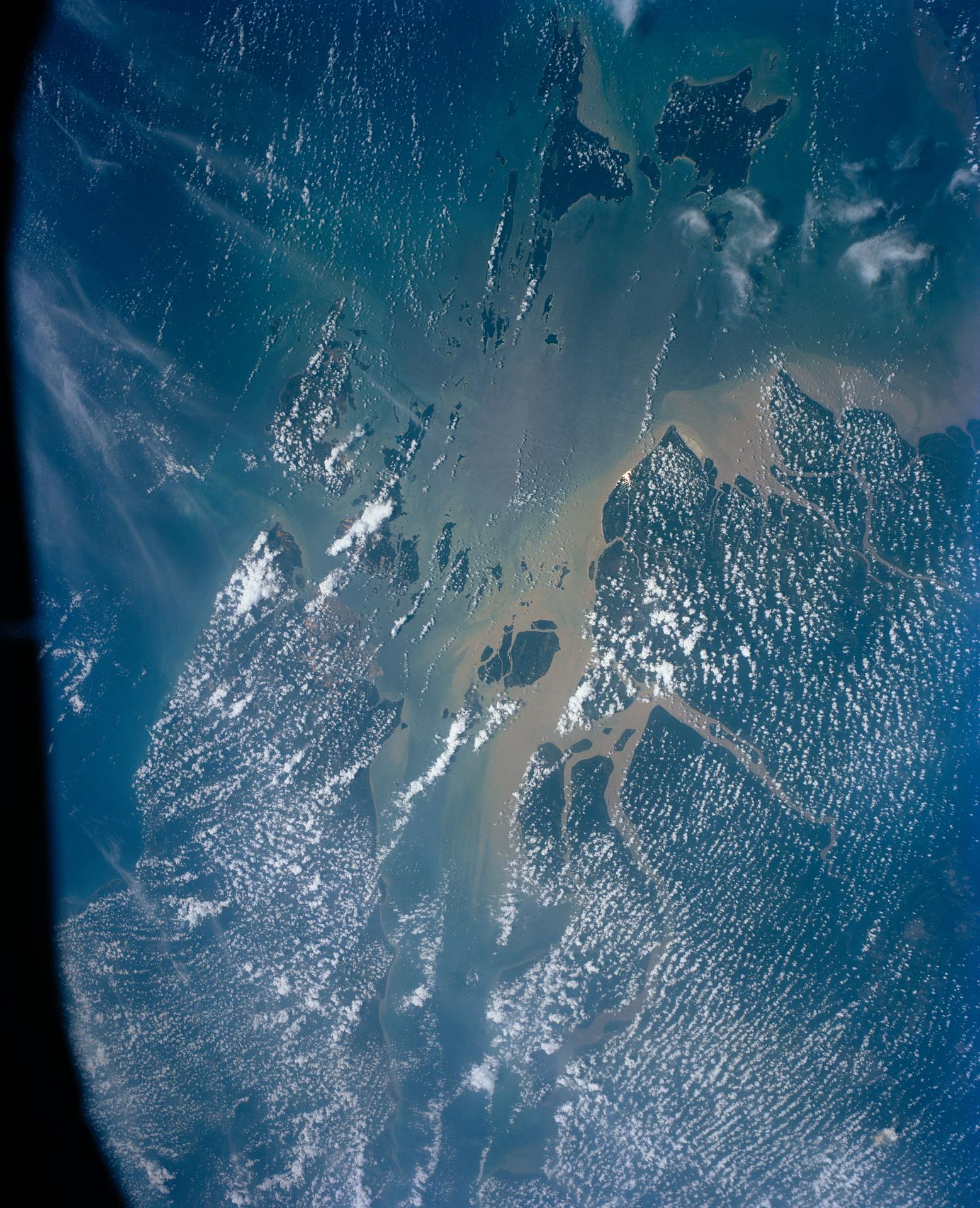 Indonesia clouds_NASA_Tan4